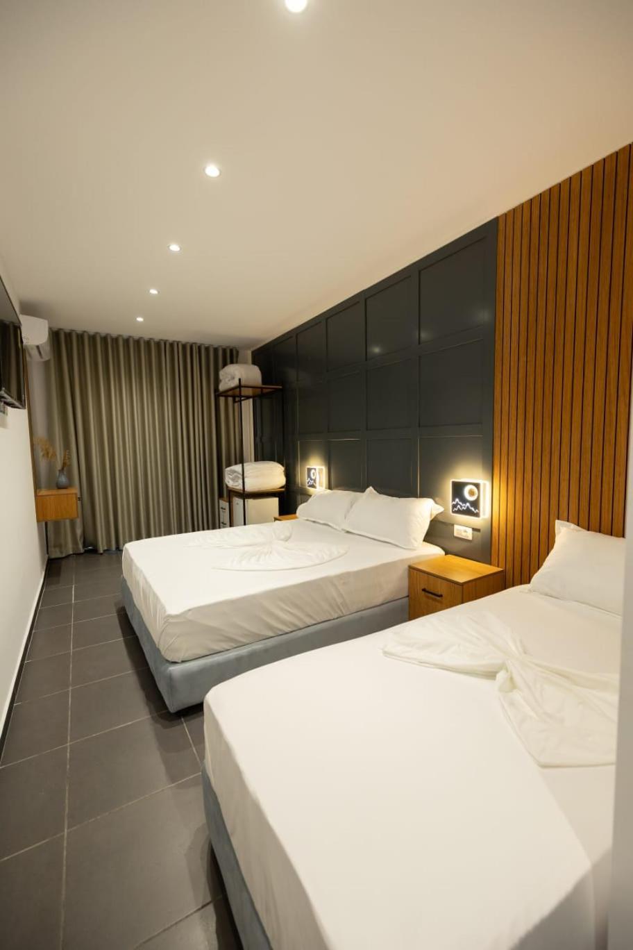 Aglon Twin'S Hotel Vlore Bagian luar foto