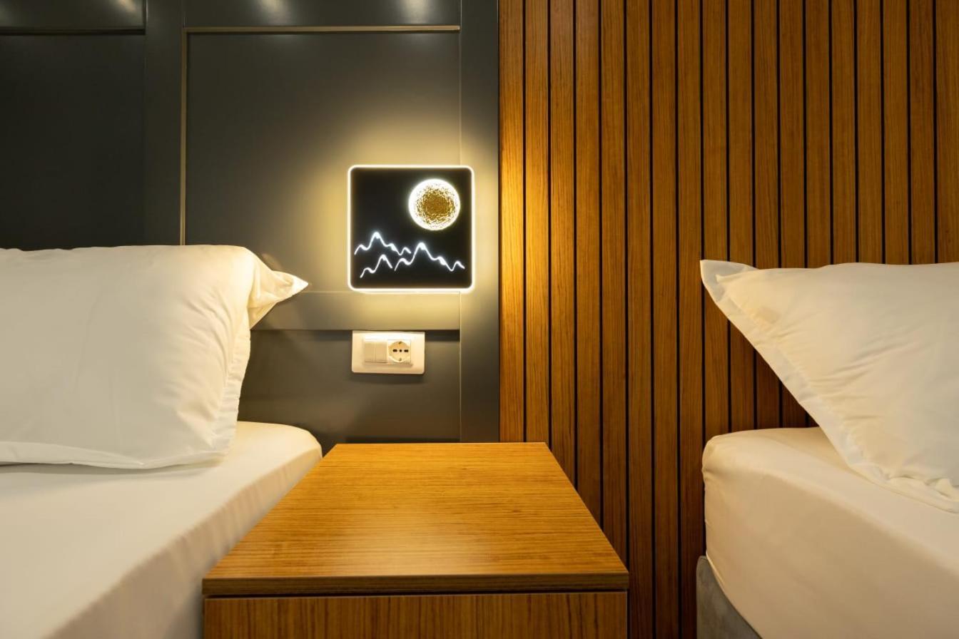 Aglon Twin'S Hotel Vlore Bagian luar foto