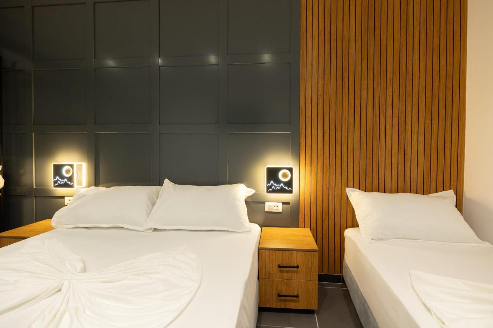 Aglon Twin'S Hotel Vlore Bagian luar foto