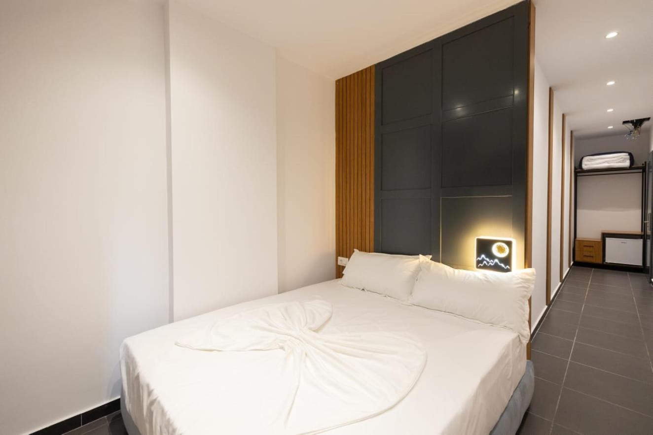 Aglon Twin'S Hotel Vlore Bagian luar foto