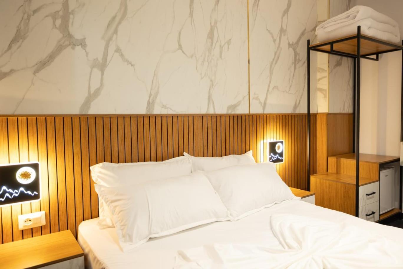 Aglon Twin'S Hotel Vlore Bagian luar foto