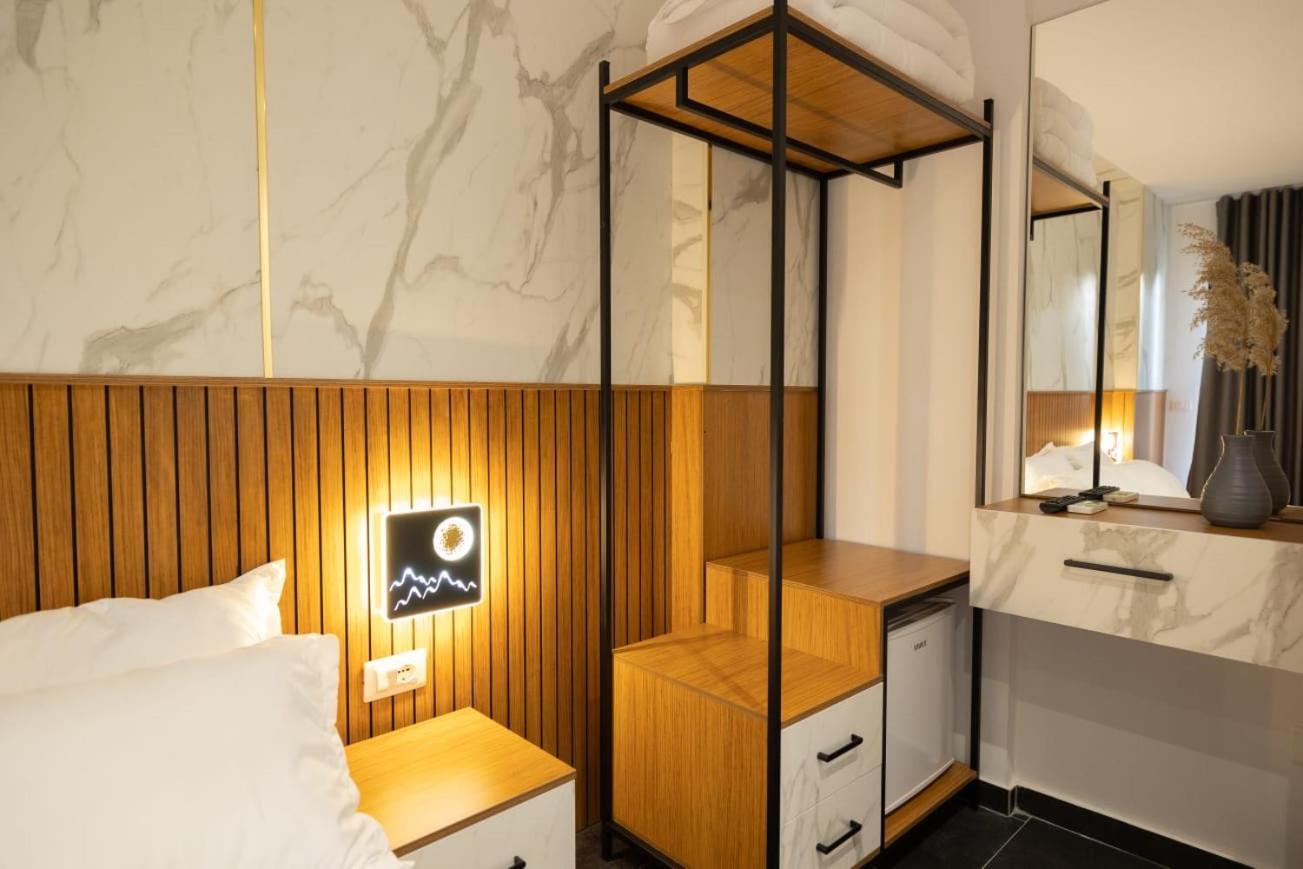 Aglon Twin'S Hotel Vlore Bagian luar foto