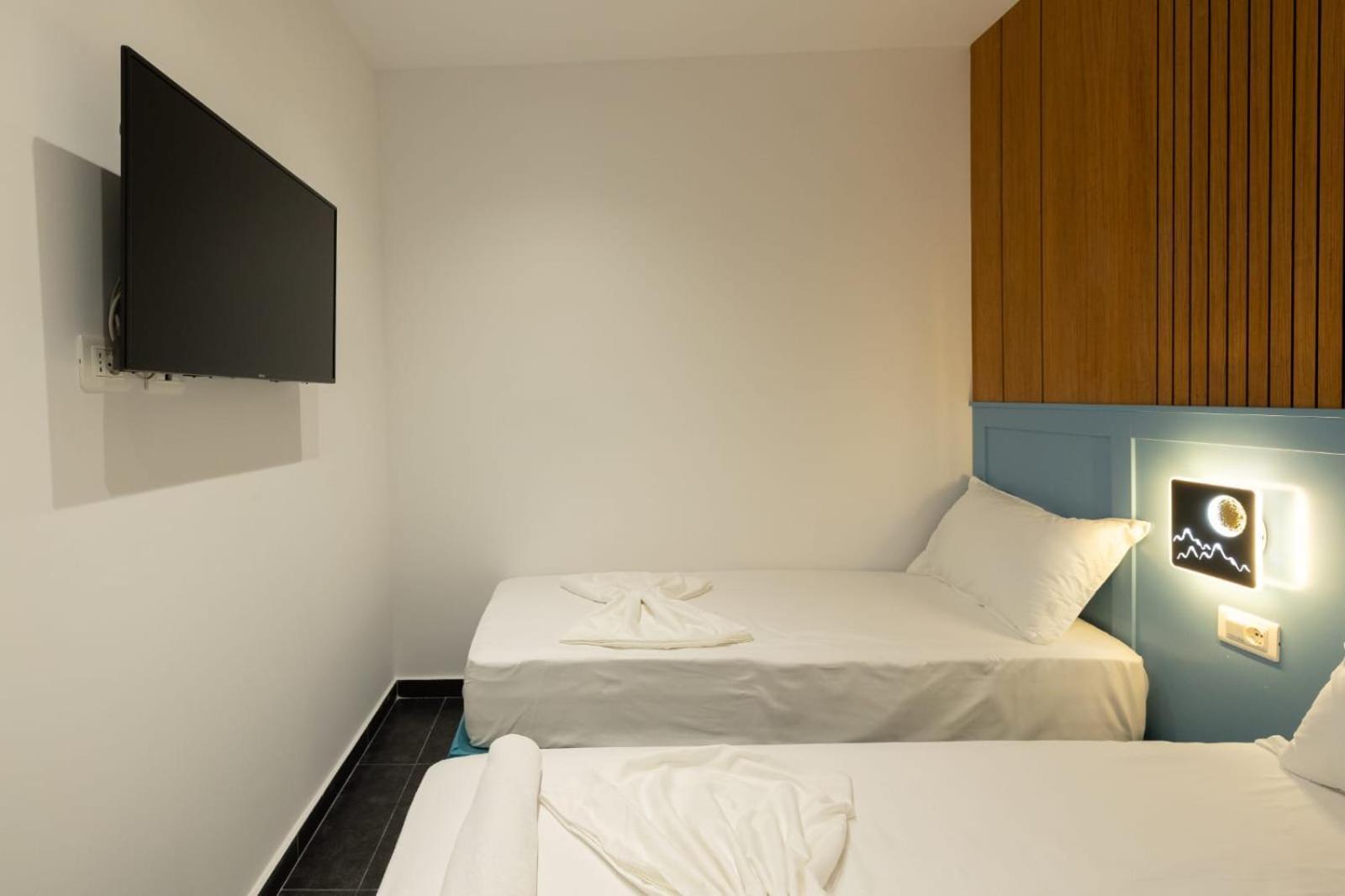 Aglon Twin'S Hotel Vlore Bagian luar foto