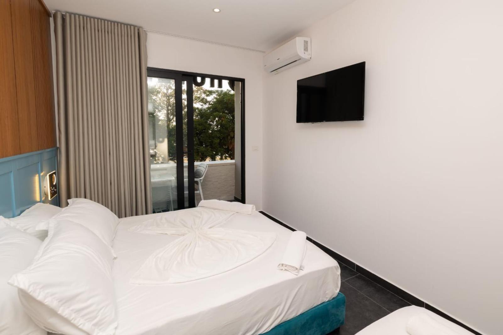 Aglon Twin'S Hotel Vlore Bagian luar foto