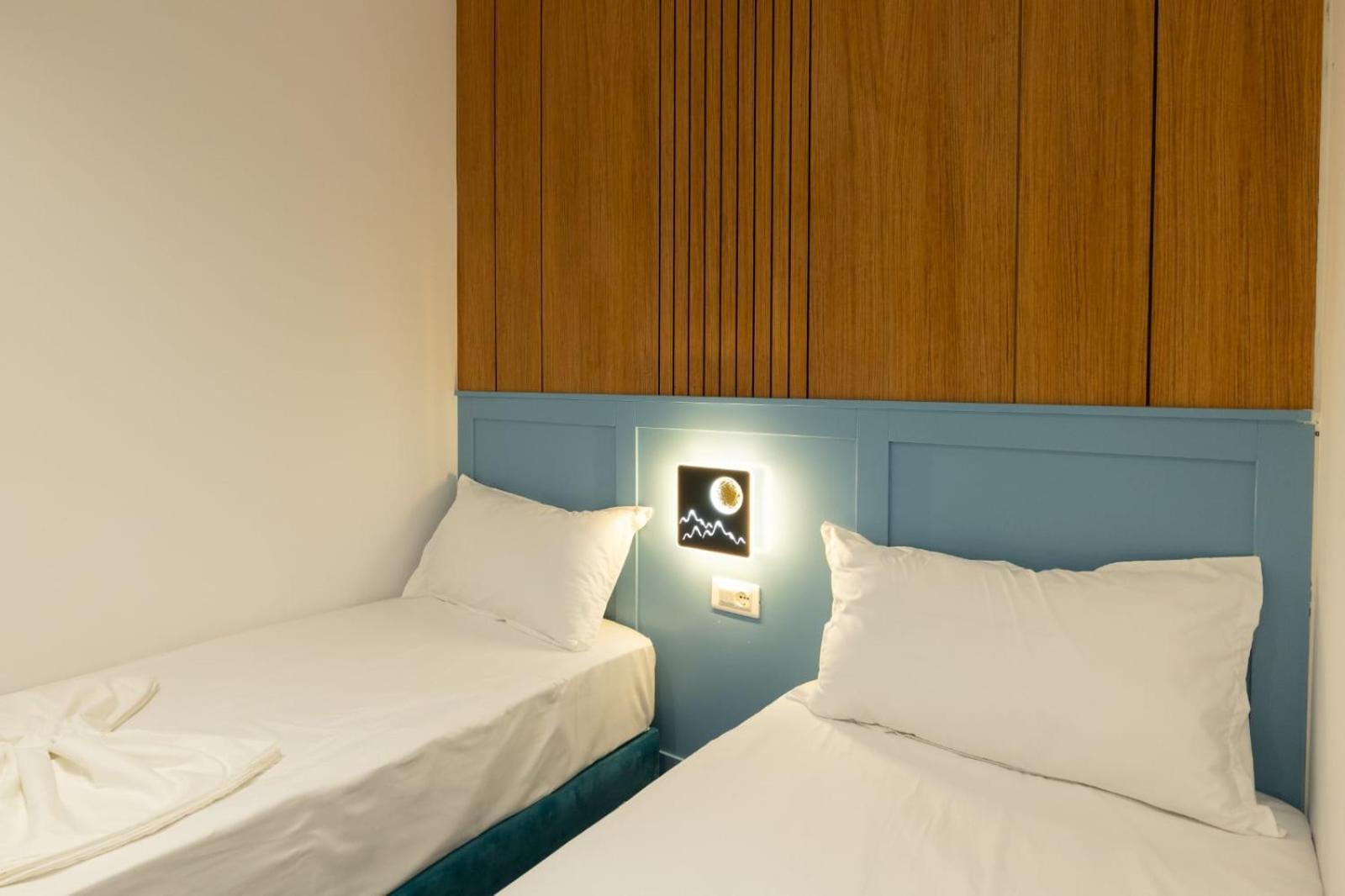 Aglon Twin'S Hotel Vlore Bagian luar foto