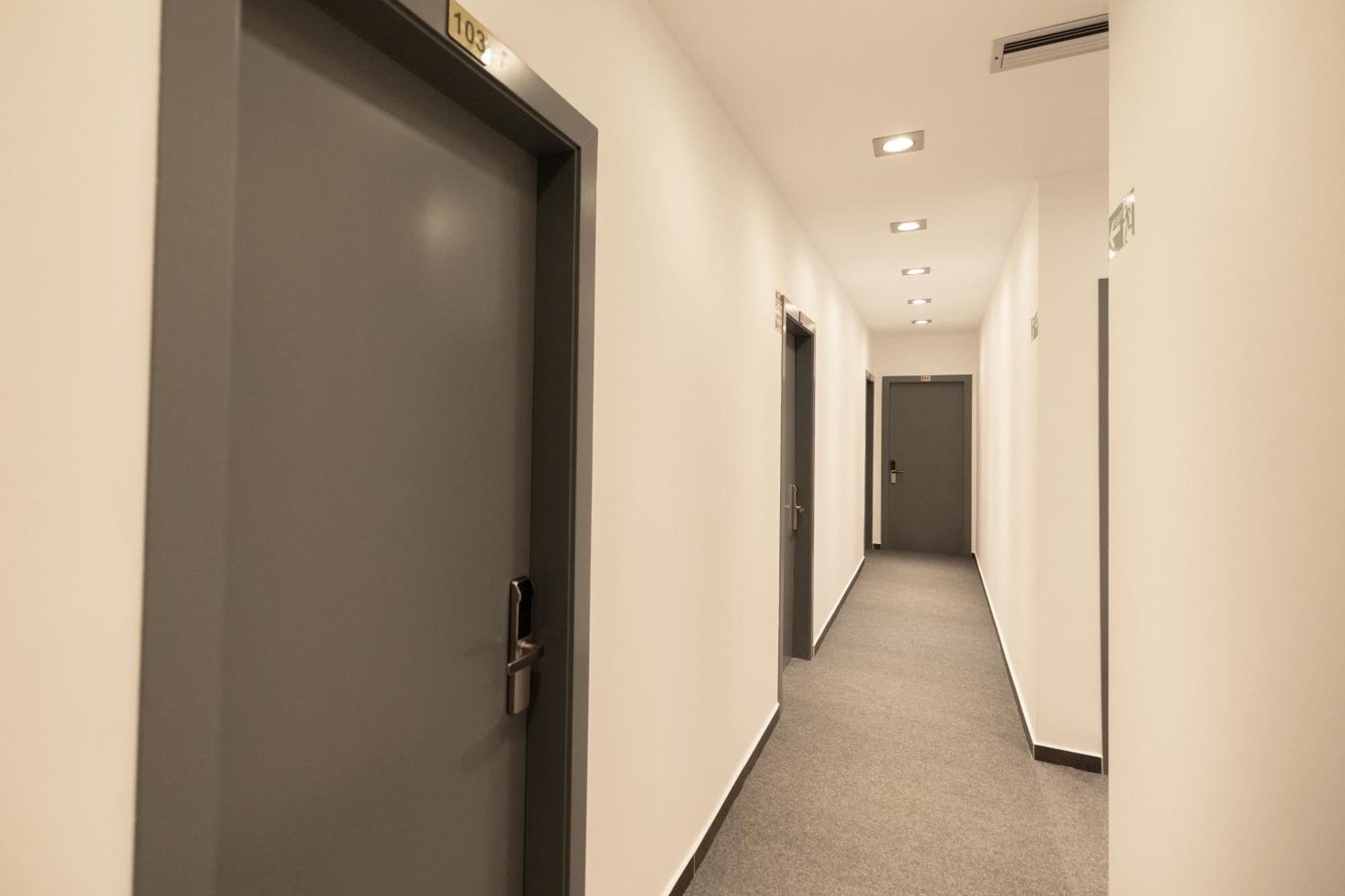 Aglon Twin'S Hotel Vlore Bagian luar foto