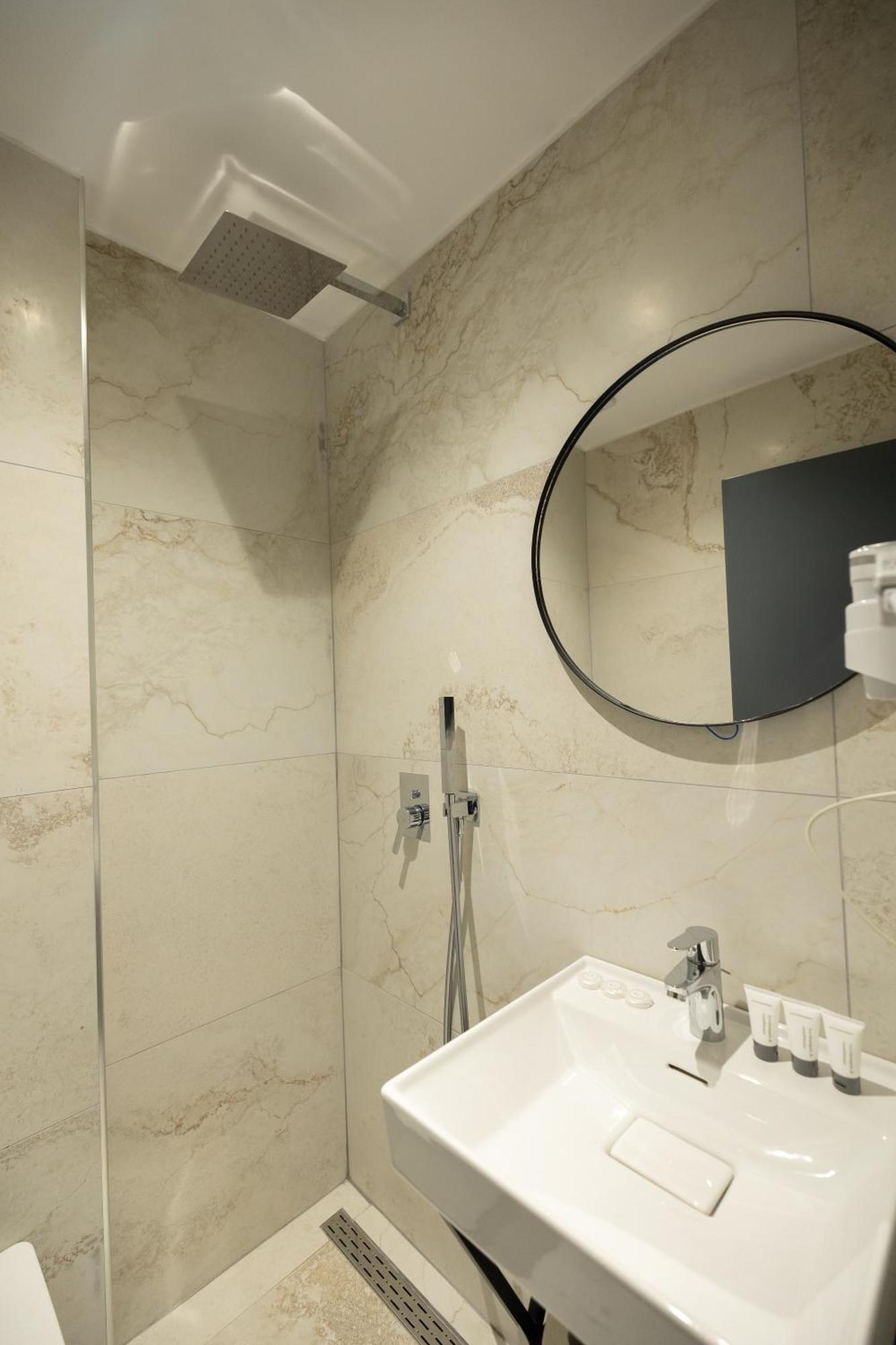 Aglon Twin'S Hotel Vlore Bagian luar foto