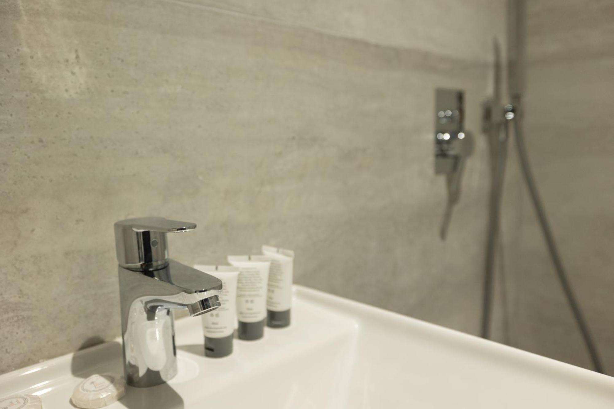 Aglon Twin'S Hotel Vlore Bagian luar foto